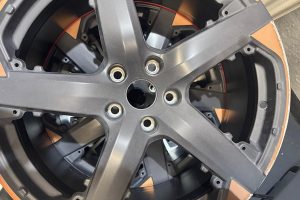 Felge bereit zum Reparieren bei Autolackiererei Weis