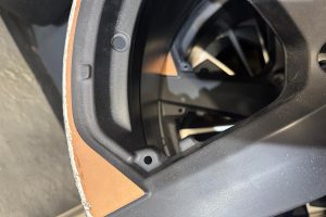 Felge mit Kratzer für die Autolackiererei Weis